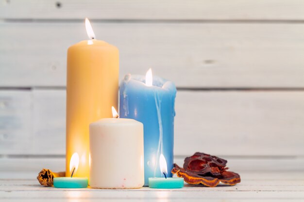 Velas de iluminação doméstica na mesa de madeira