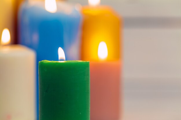 velas de iluminação doméstica na mesa de madeira