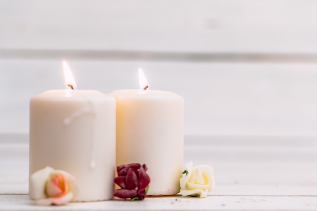 velas de iluminação doméstica na mesa de madeira