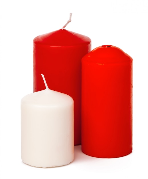 Velas de Natal coloridas de vermelho e branco isoladas no branco