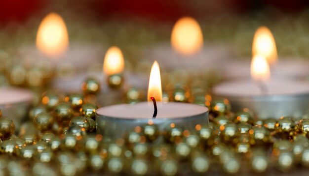 Velas de Natal com decoração dourada