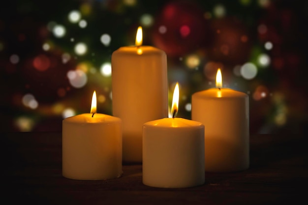 Velas de Natal com luzes borrosas e cintilantes