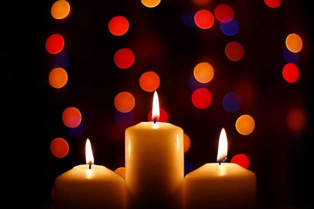 Foto velas de natal com luzes de bokeh