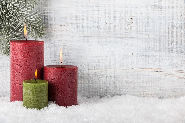 Velas de natal e ano novo na neve