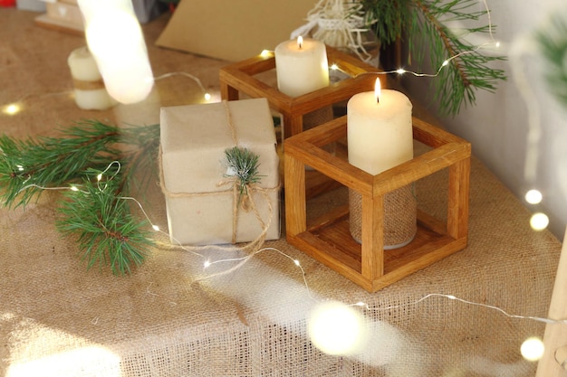 Foto velas de natal e luzes de fundo de natal