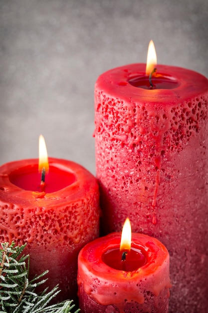 Velas de natal e ramo de abeto