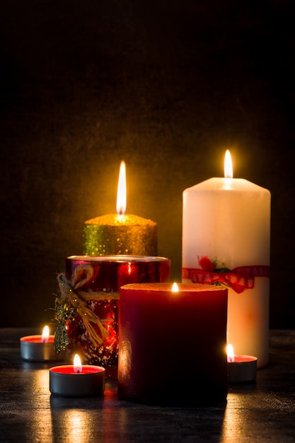 Velas de Natal na mesa de madeira. Luz difusa.