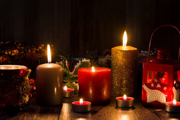 Velas de Natal na mesa de madeira