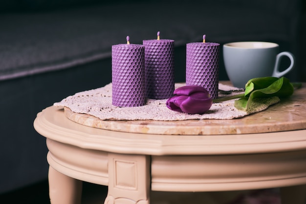 Velas decorativas de cera de abejas con aroma a miel para interiores y tradición.