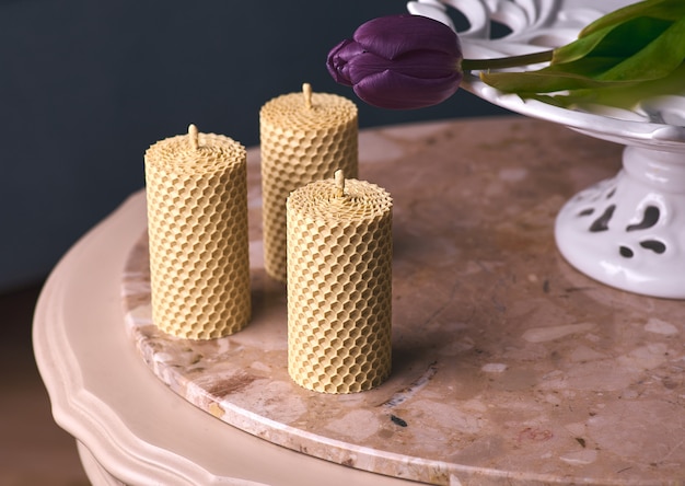 Velas decorativas de cera de abejas con aroma a miel para interiores y tradición.