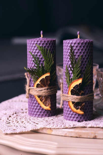 Velas decorativas de cera de abelha com aroma de mel para interior e tradição.