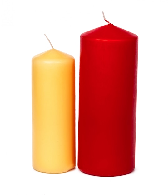 Velas diferentes do tamanho e das cores isoladas em um branco