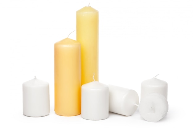 velas de diferentes tamaños en un blanco