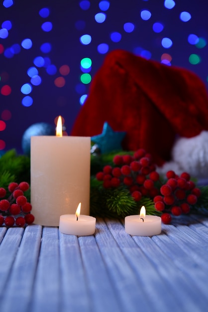 Velas e decoração de natal em fundo brilhante