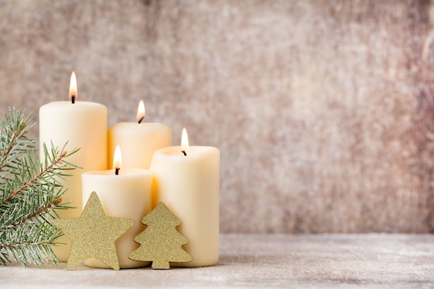 Velas e luzes de Natal. Fundo de Natal.