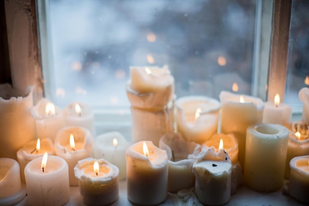 Velas encendidas en el alféizar de la ventana