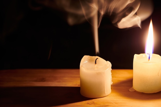 Foto velas encendidas y apagadas sobre mesa de madera