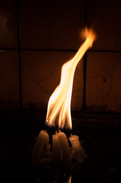 Las velas encendidas dan luz en la oscuridad.