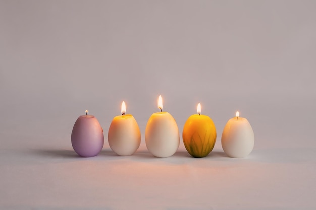 Velas encendidas en forma de huevos Velas de diferentes colores