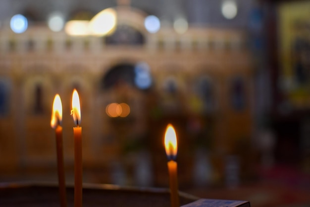 velas encendidas en una iglesia cristiana ortodoxa