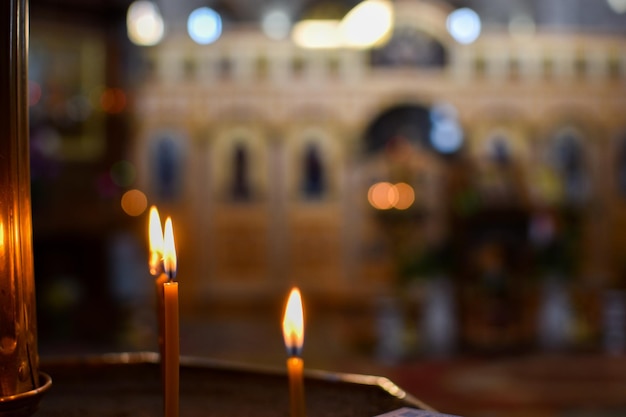 velas encendidas en una iglesia cristiana ortodoxa