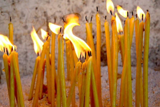 Velas encendidas en una iglesia ortodoxa.