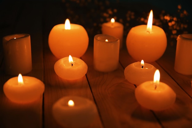 Velas encendidas en la mesa de madera