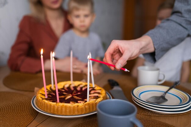 Velas encendidas en el pastel durante la celebración del cumpleaños en casa