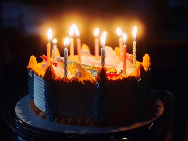 Velas encendidas en el pastel de cumpleaños