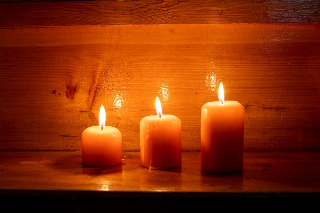 Velas encendidas sobre un fondo de madera