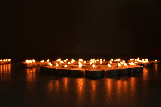 Velas encendidas sobre fondo oscuro