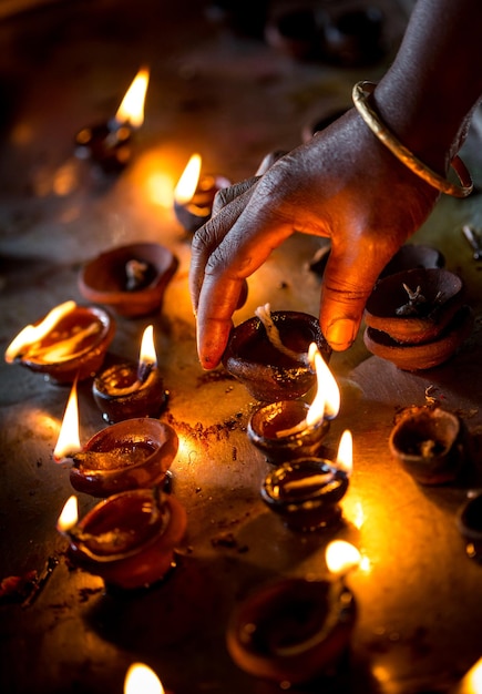 Velas encendidas en el templo indio. Diwali - el festival de las luces.