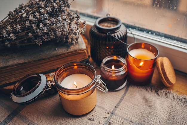 Velas encendidas en la ventana foto atmosférica de otoño