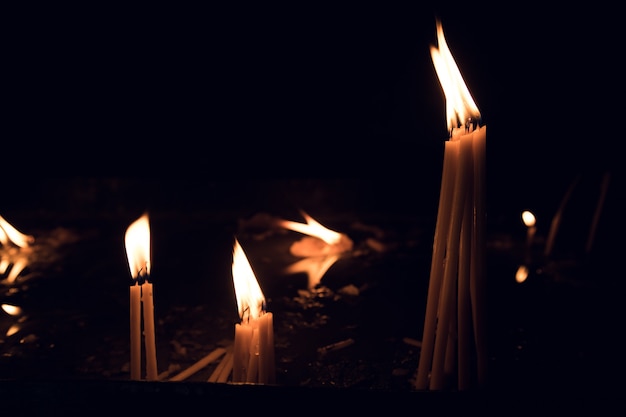 Velas estão acesas na igreja