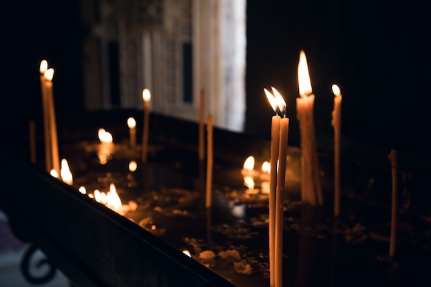 Velas estão acesas na igreja