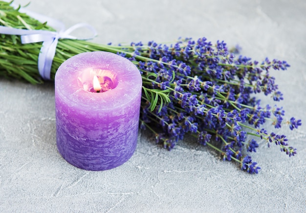 Velas y flores frescas de lavanda