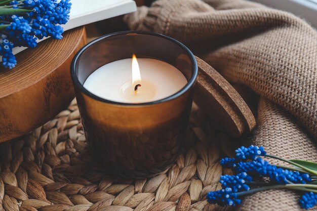 Velas y flores en el interior atmosférico del hogar.