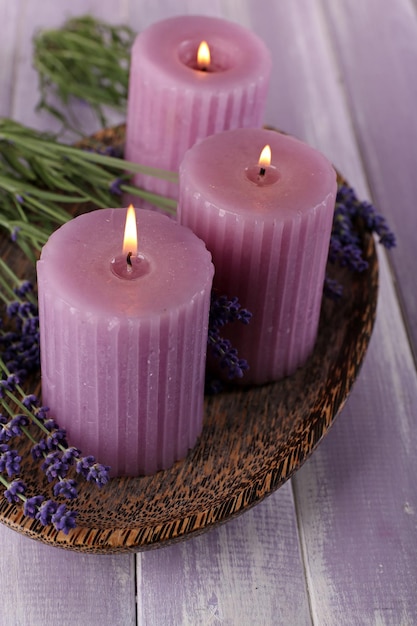 Foto velas con flores de lavanda en la mesa de cerca