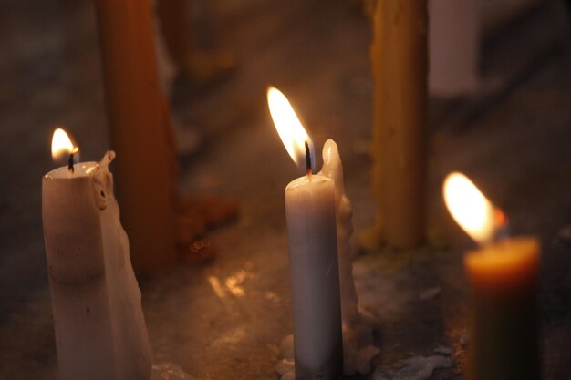 Velas en un fondo de iglesia