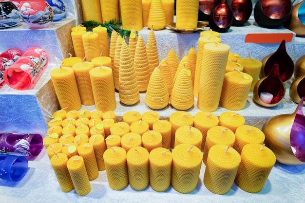 Velas hechas a mano en el mercado de Navidad en Alemania en Europa en invierno. Calle de la noche alemana Navidad y feria de vacaciones en ciudad o pueblo europeo, diciembre. Gendarmenmarkt en Berlín