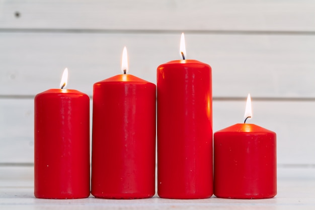 velas de iluminación del hogar en la mesa de madera
