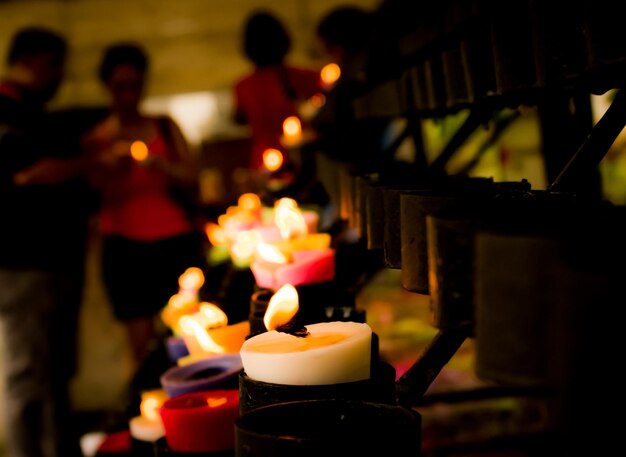 Foto velas iluminadas en el templo