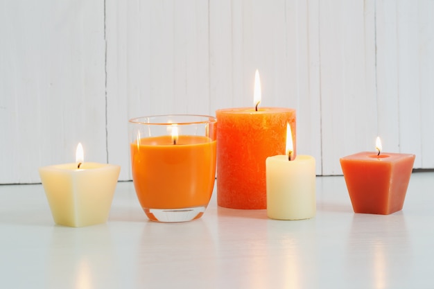 Velas laranja na mesa branca