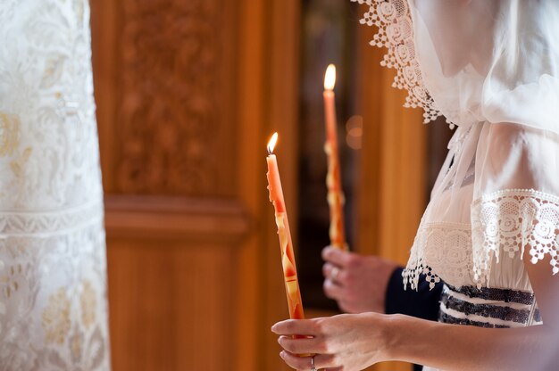 Velas de mano en la iglesia