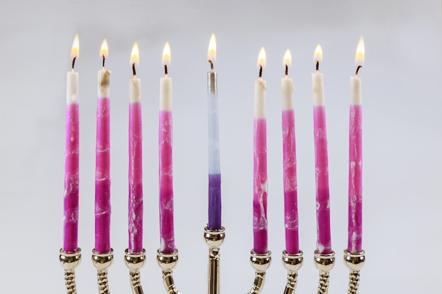 Foto velas menorá hanukkah com candelabros tradicionais de feriado judaico com velas