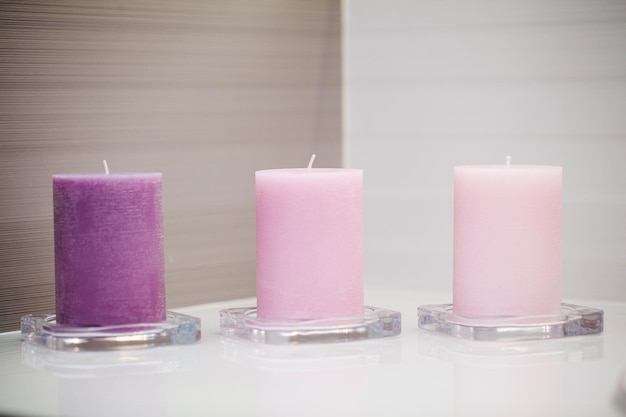 Velas en mesa blanca en baño de luz