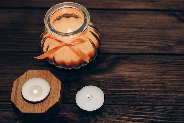 Velas multicoloridas cera de parafina e aromáticas em uma mesa de madeira