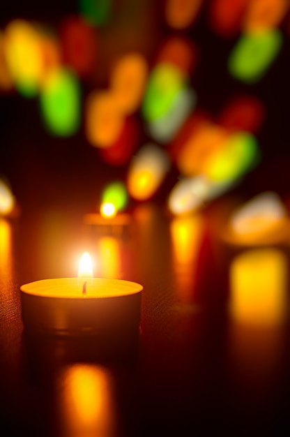 Velas de Navidad llama luz decoración romántica en luces desenfocadas