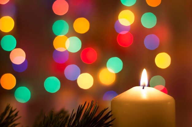 Foto velas de navidad con luces de bokeh en el fondo