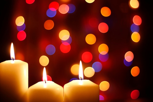 Foto velas de navidad con luces de punto bokeh